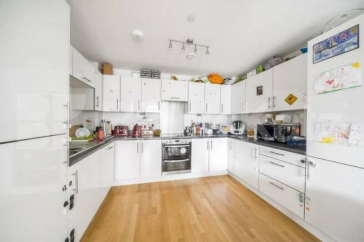 Modern Two-Bed Apartment in Central Park Development  in Greenwich Parkside Avenue SE10, Greenwich